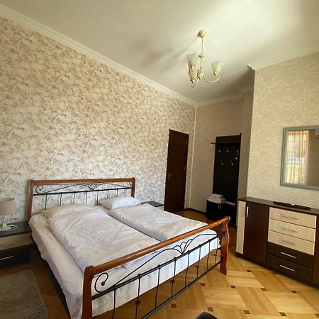 Neli & Zaal Guest House Телави Екстериор снимка